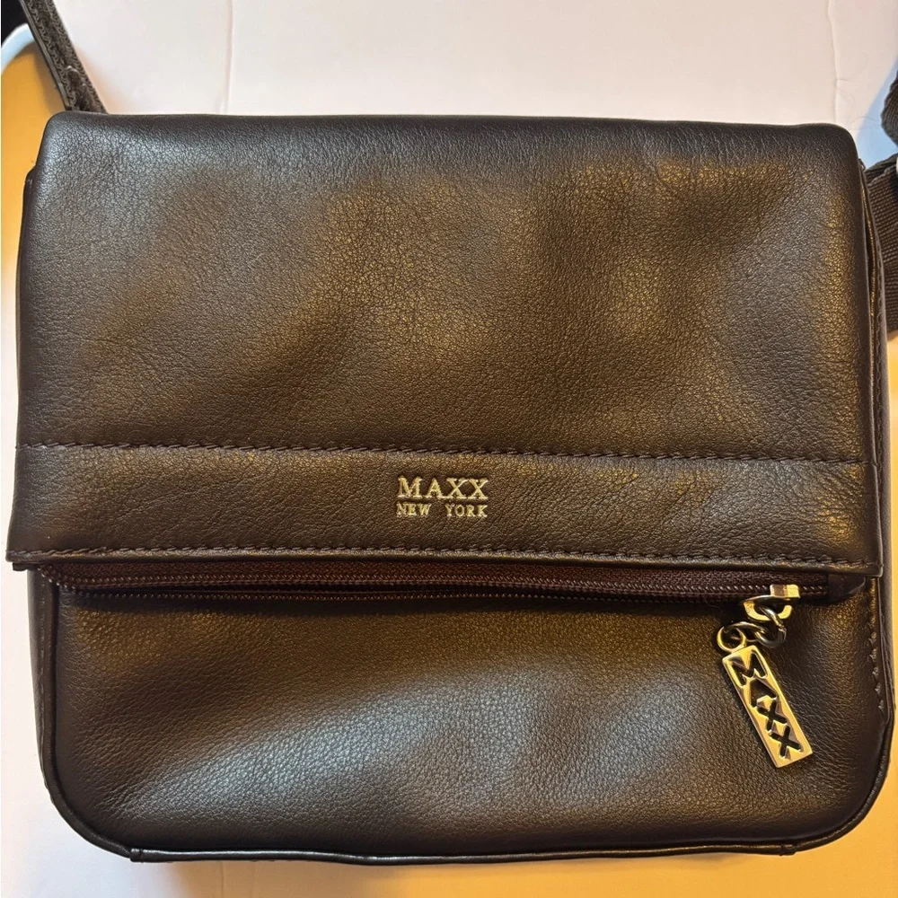 MAXX New York | Black Expandable Crossbody Satchel | Unisex Fashion Bag Purse
